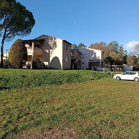 10m2, Terrasse 18m2 , Parking, Piscine Et Accueille Les Animaux