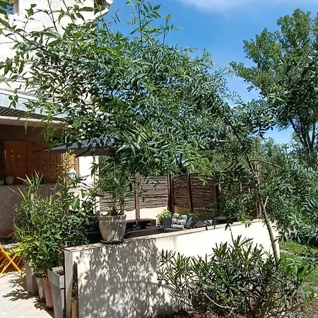 Studette Climatisee, Terrasse 18m2, Grande Piscine Et Grand Parking *