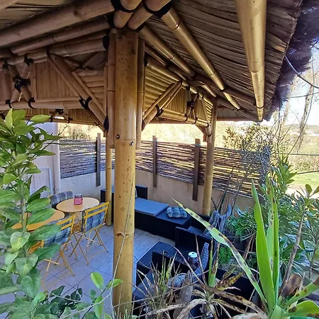 10m2, Terrasse 18m2 , Parking, Piscine Et Accueille Les Animaux *