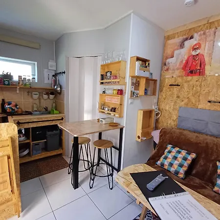 Petit Studio, Belle Terrasse, Piscine Et Parking Prive