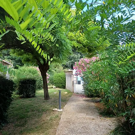 Studette climatisée, Terrasse 18m2, Grande Piscine et Grand Parking Séjour chez l'habitant Quissac (Gard)