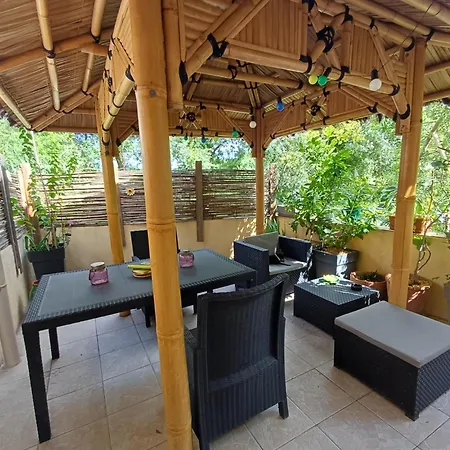 홈스테이 Petit Studio, Belle Terrasse, Piscine Et Parking Prive