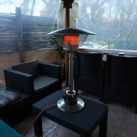 Studette Climatisee, Terrasse 18m2, Grande Piscine Et Grand Parking