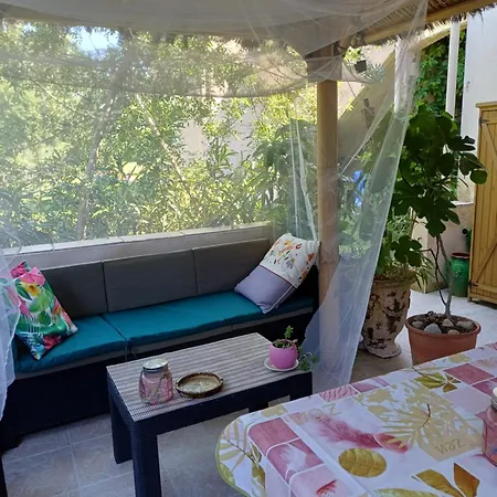 Petit Studio, Belle Terrasse, Piscine Et Parking Prive Quissac (Gard)