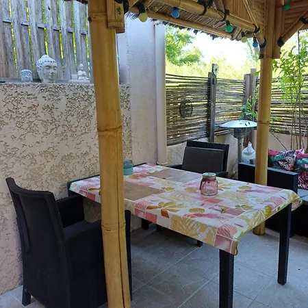 Petit Studio, Belle Terrasse, Piscine Et Parking Prive