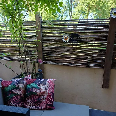 Petit Studio, Belle Terrasse, Piscine Et Parking Prive 홈스테이