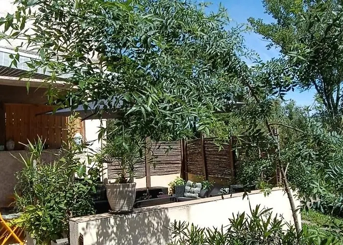 Studette, Terrasse Chauffee, Grand Parking Et Piscine *